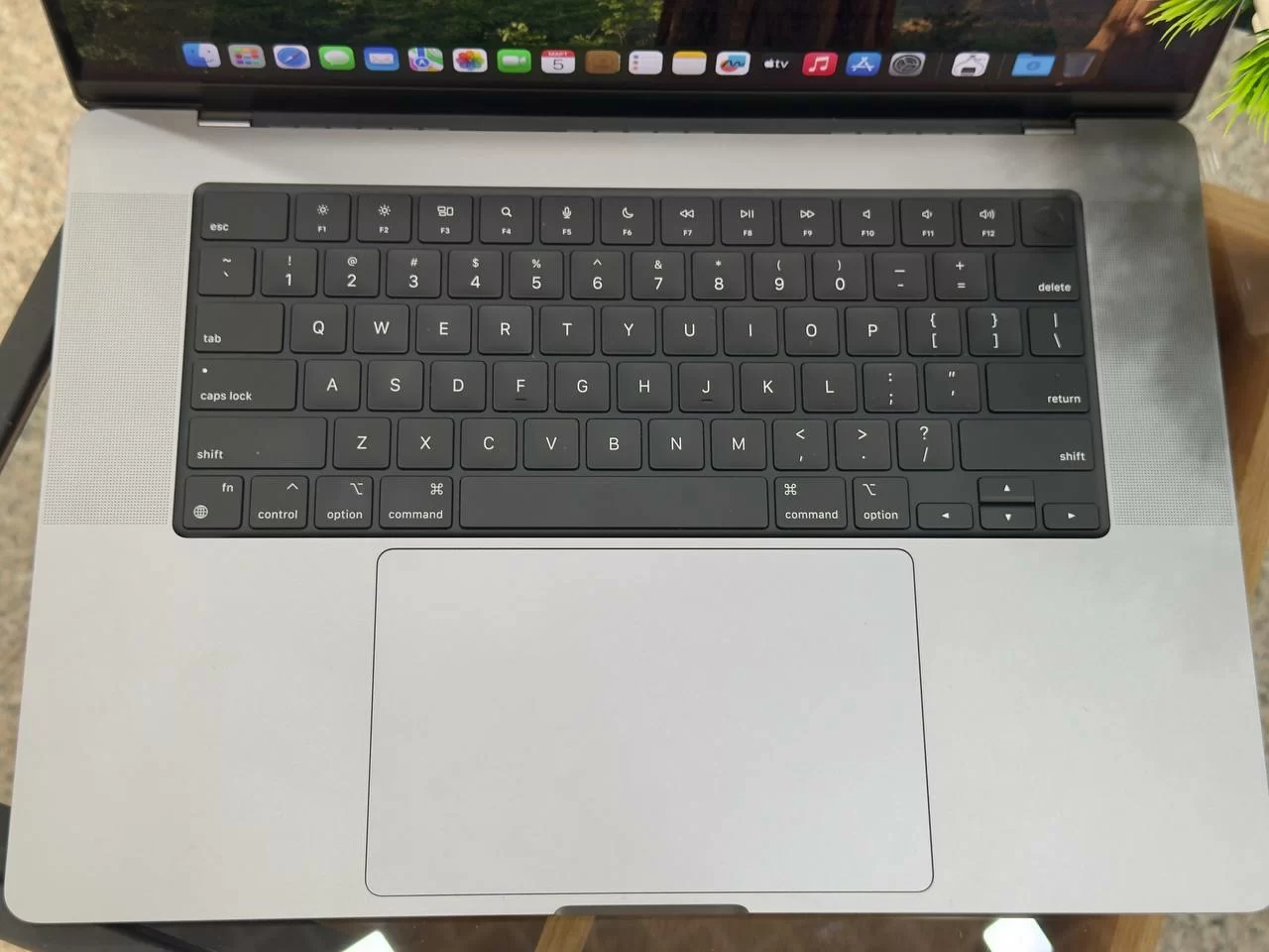Ноутбук Apple MacBook Pro 16" 2021, (M1 Pro, RAM 16 ГБ, SSD 512 ГБ), Чёрный / 1Q57*