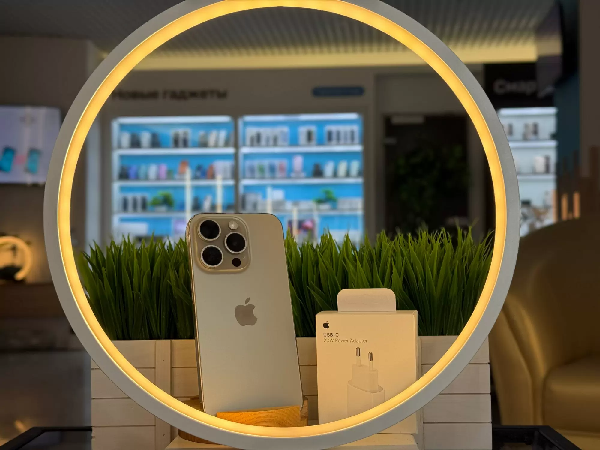 - Смартфон Apple iPhone 15 Pro, Натуральный титан, 256 ГБ / 4935*